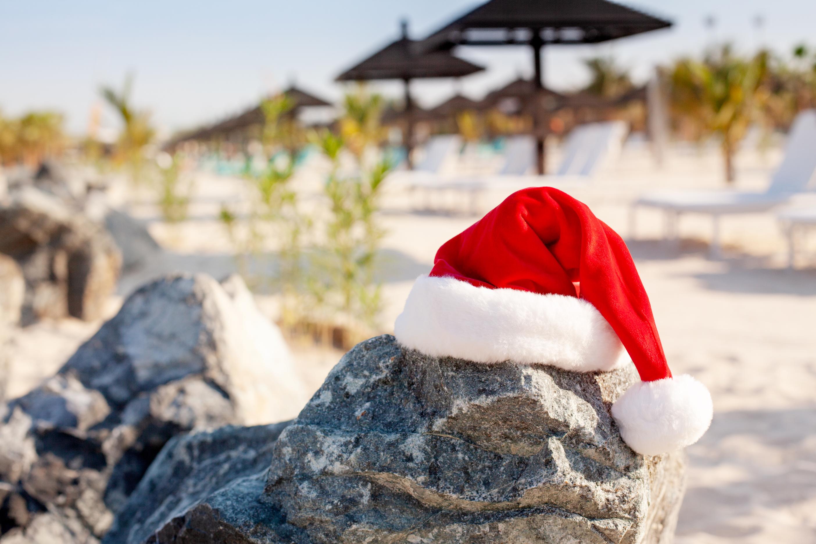 santa-hats-on-the-beach